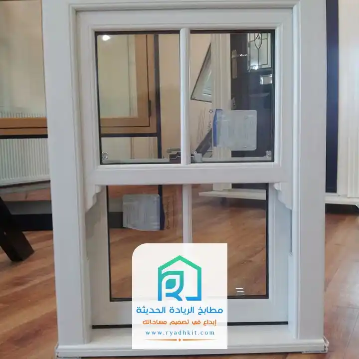 صورة مقربة لقطاعات شبابيك المنيوم في ورشة تفصيل شمال الرياض